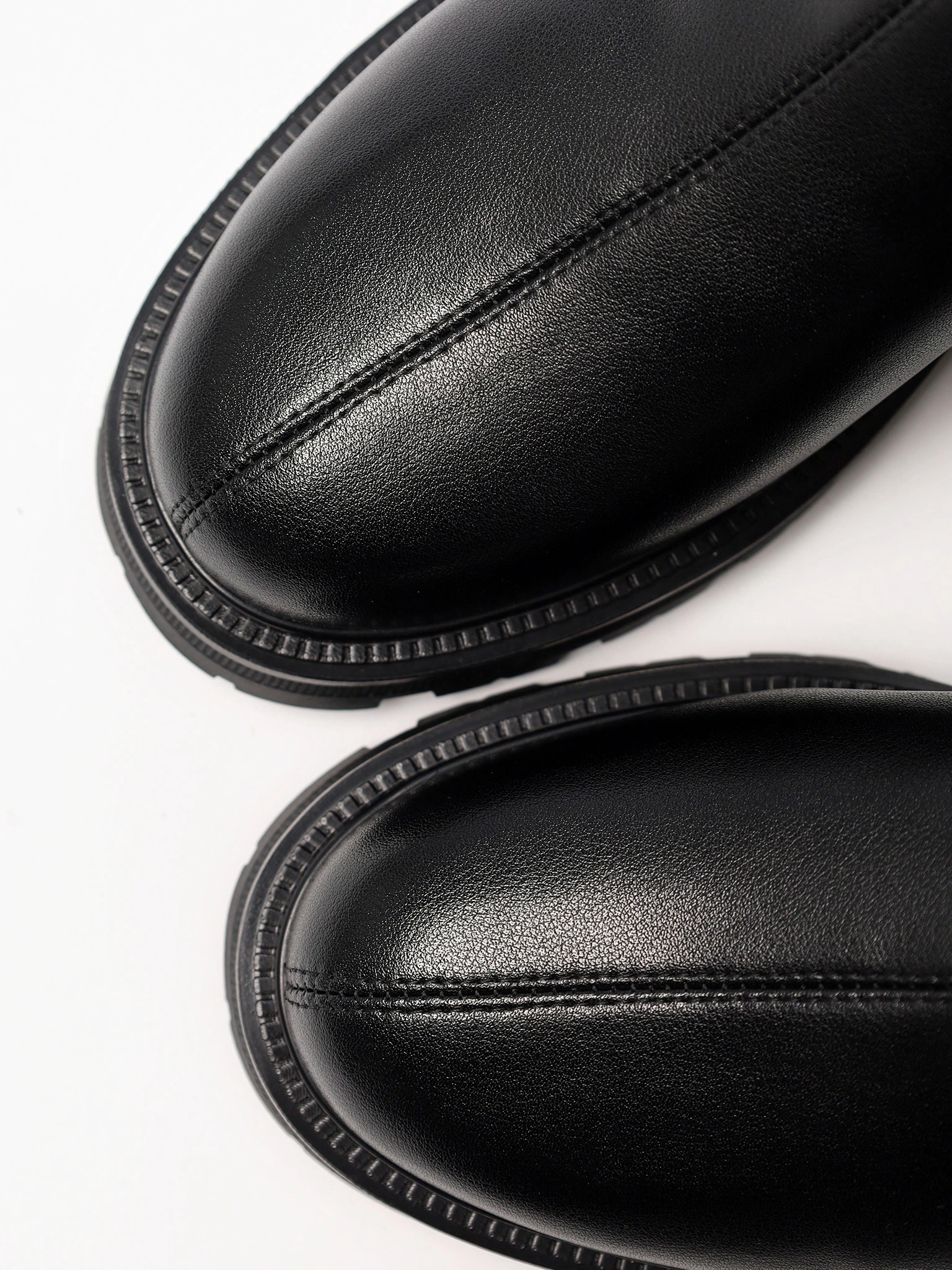 Ботинки черного цвета с декоративной молнией сзади